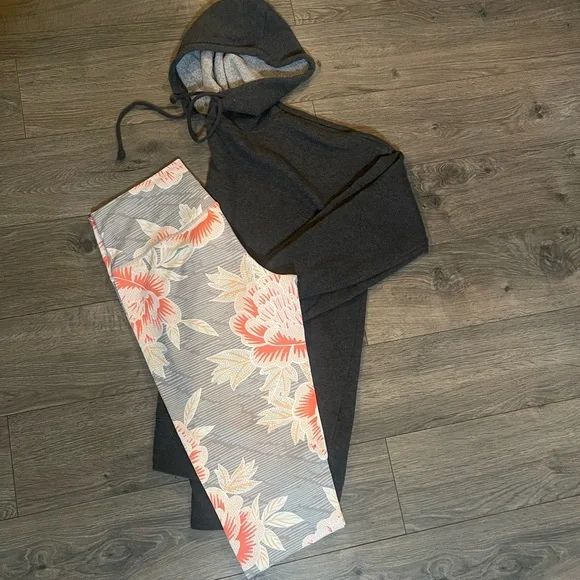 Aerie XL floral leggings w/free long dark grey oversized hoodie - Picture 4 of 5